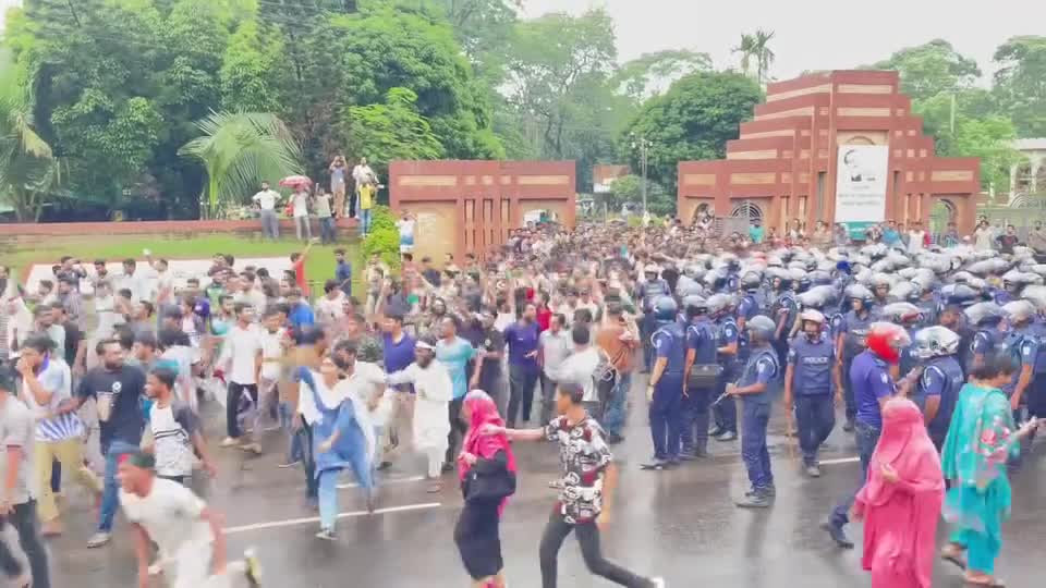 পুলিশের বাঁধা ভেঙ্গে মহাসড়ক দখলে নিলো জাহাঙ্গীরনগরের শিক্ষার্থীরা।