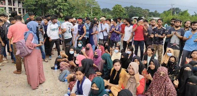 পিছু হটেছে পুলিশ : ঢাকা-চট্টগ্রাম মহাসড়ক নিয়ন্ত্রণে কুবি শিক্ষার্থীরা।