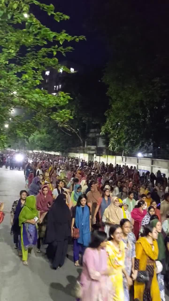 মধ্যরাতে হলের গেট ভেঙে স্লোগান দিচ্ছে ঢাবির মেয়েরা।