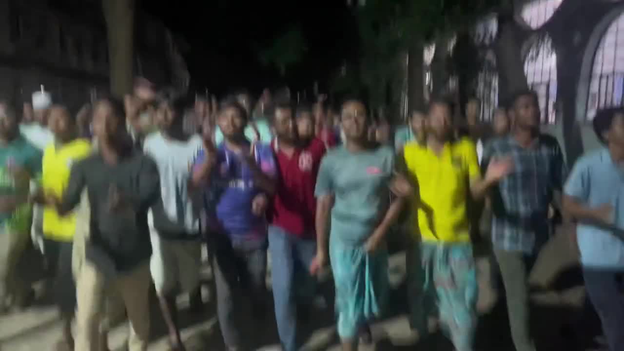 মধ্যরাতে উত্তপ্ত ঢাকা বিশ্ববিদ্যালয়।