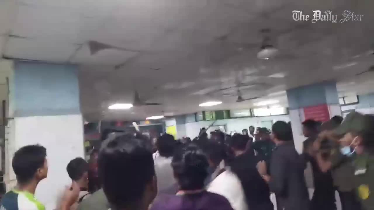 ইসরায়েলী বর্বর বাহিনীর মতো ছাত্রলীগ সন্ত্রাসীরা এইবার হাসপাতালে হামলা চালালো!