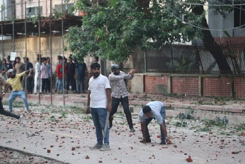 আন্দোলনকারী শিক্ষার্থীদের লক্ষ্য করে আগ্নেয়াস্ত্র তাক করে আছে এক মুজিব সৈনিক