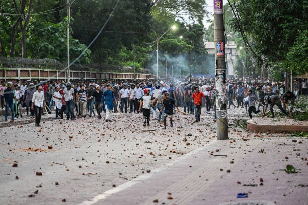 Anti-quota protesters and students supporting the Ruling