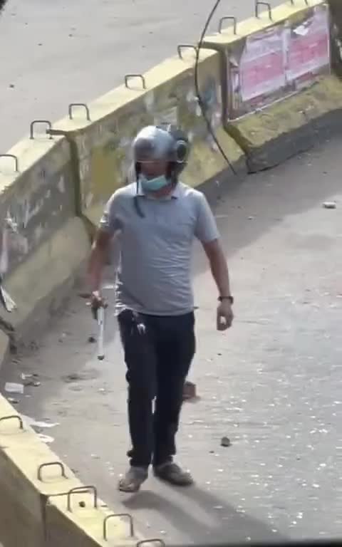 হেলমেটওয়ালীর বেওয়ারিশ পোলা, চট্টগ্রাম