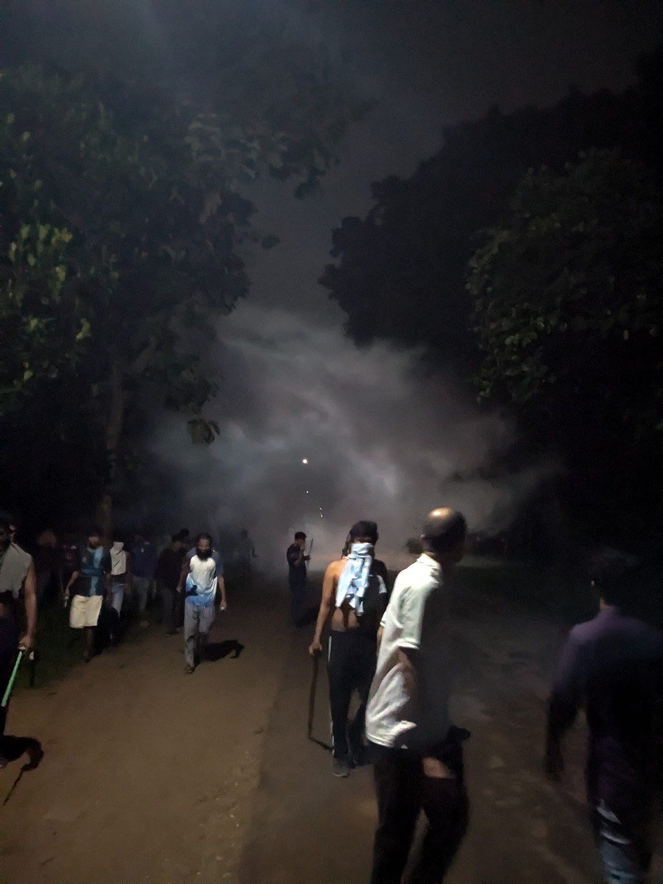জাবি শিক্ষার্থীদের রাতভর প্রতিরোধ ; টিয়ারশেল থেকে বাঁচতে আগুন জ্বালানো