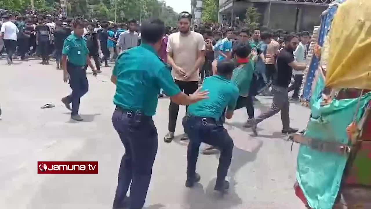 রংপুরের সাধারণ শিক্ষার্থীদের উপর এভাবে হামলে পড়ে পুলিশলীগ।