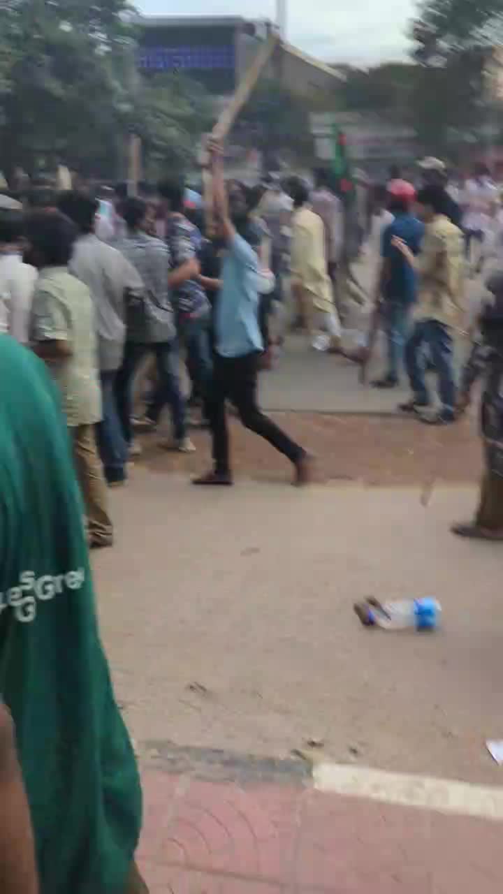 শহিদ মিনার থেকে কার্জন অভিমুখে যাচ্ছে ঢাবি শিক্ষার্থীদের বিক্ষোভ মিছিল।