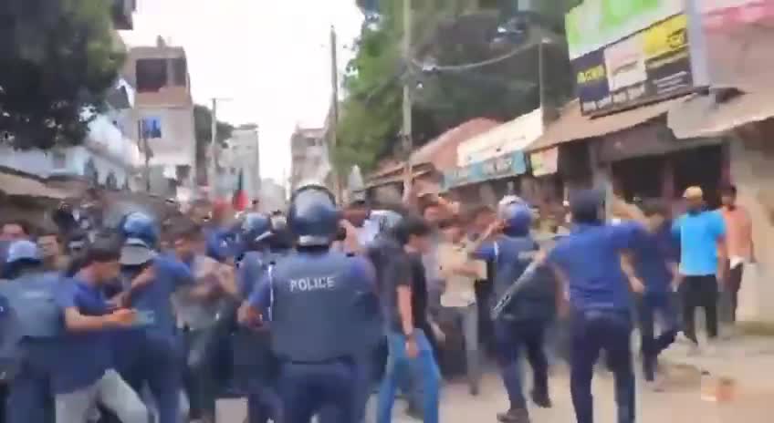সিরাজগঞ্জের ছাত্রদের উপর পুলিশের গুলি ধাওয়া পাল্টা!
