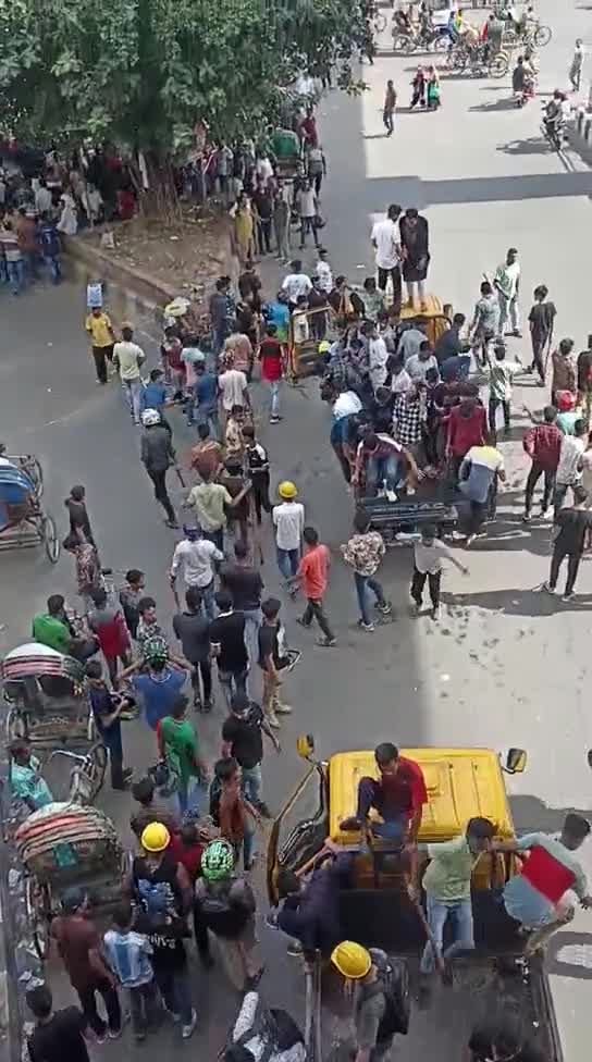 পিকআপ ভর্তি টোকাই আনা হচ্ছে