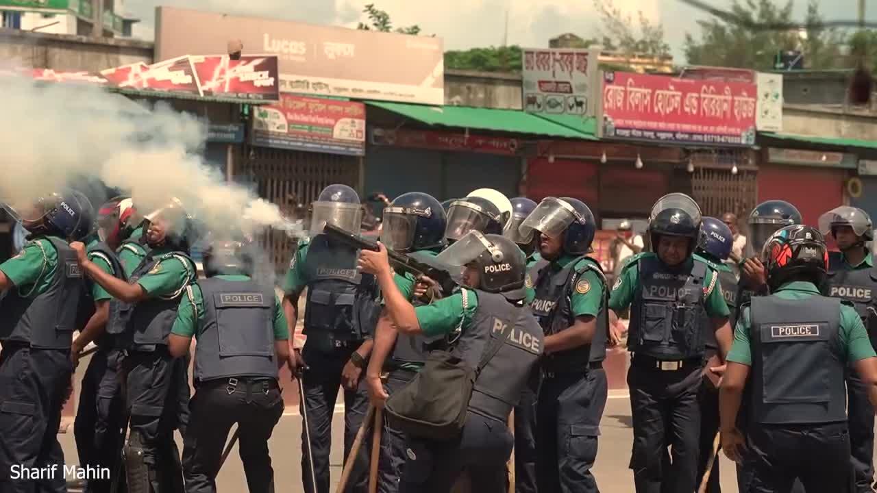 ছাত্রদের লক্ষ্য করে সরাসরি গুলি ছুড়ছে পুলিশ