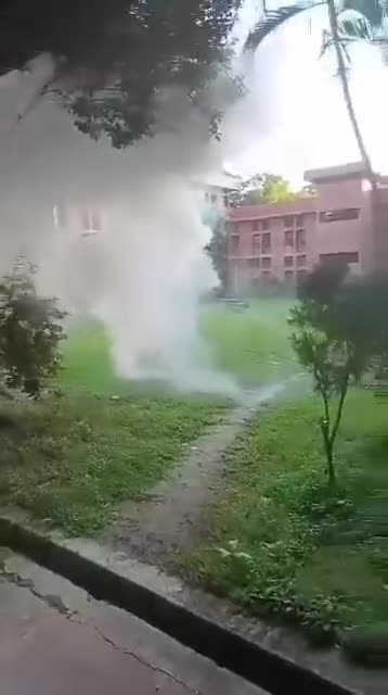হলের ভিতরে টিয়ারশেল নিক্ষেপ করে শিক্ষার্থীদের বের হতে বাধ্য করছে।