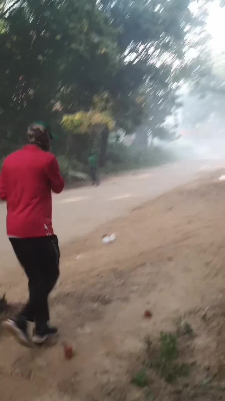 জাহাঙ্গীরনগর বিশ্ববিদ্যালয় ক্যাম্পাসে হাজার হাজার রাউন্ড গুলি ছুঁড়ছে পুলিশ।