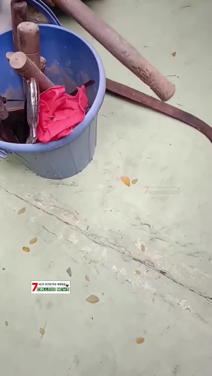 ইডেন কলেজের বঙ্গমাতা হলের একটি কক্ষ থেকে দেশীয় অস্ত্র উদ্ধার।