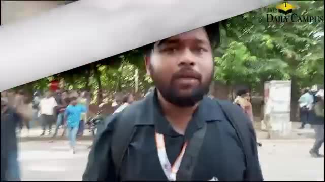 ঢাকা বিশ্ববিদ্যালয় রণক্ষেত্র। পুলিশের রাবার বুলেট এবং টিয়ারশেল নিক্ষেপ।