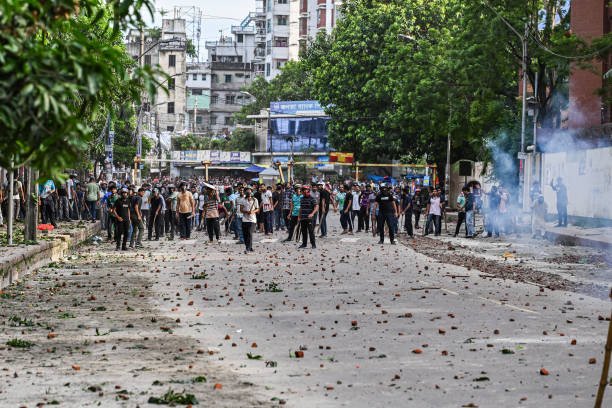 Anti-quota protesters and students supporting the Ruling