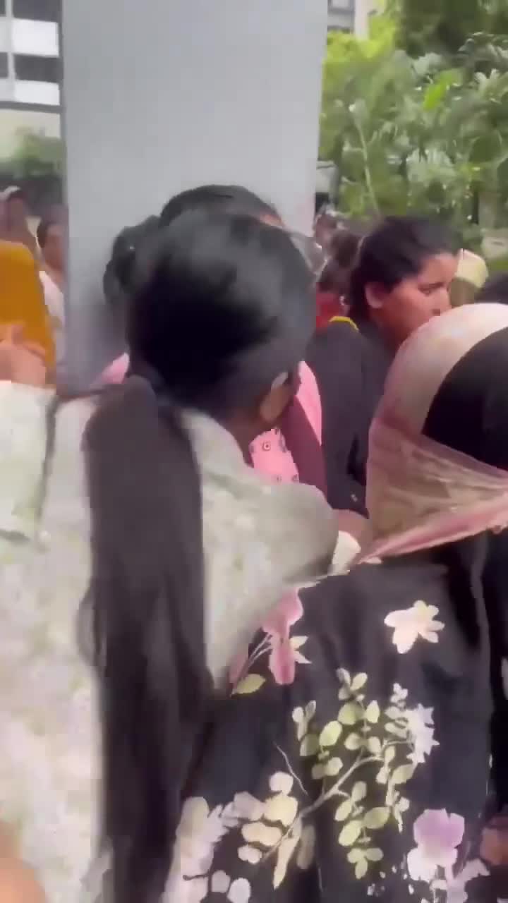 বদরুন্নেসা কলেজে ছাত্রলীগ নেত্রীদের বেধে রেখেছে ছাত্রীরা