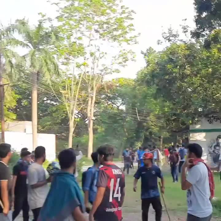 জাহাঙ্গীর নগর বিশ্ববিদ্যালয়ে পুলিশের হামলা ।