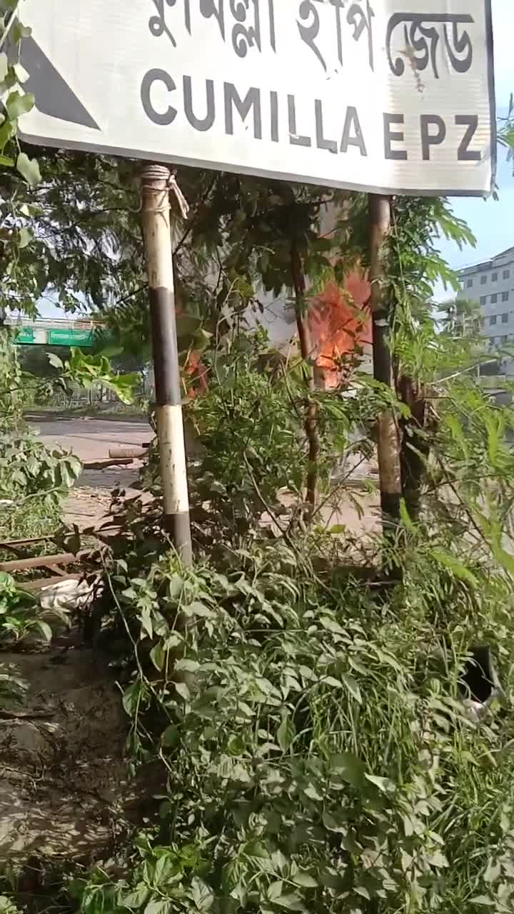 ঢাকা-চট্টগ্রাম মহাসড়কের কুমিল্লায় পুলিশের গাড়িতে ছাত্র-জনতার ক্ষোভের আগুন।