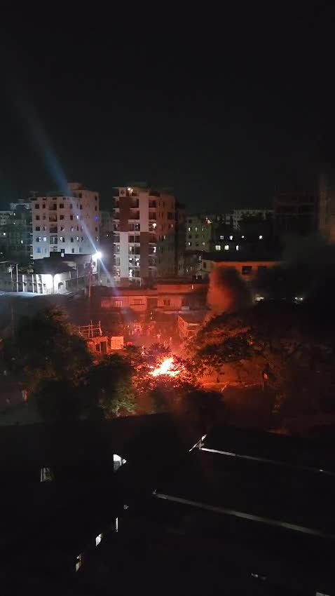 রাজধানীর মোহাম্মদপুরে আগুন জ্বলছে এখনো।