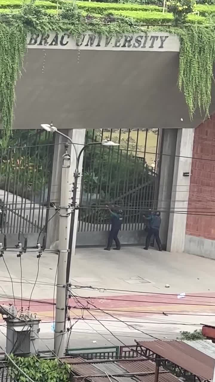 ব্র্যাক ইউনিভার্সিটিতে পুলিশের হা*মলা