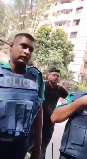 পুলিশকে গুলি করার নির্দেশ দিছে, ওদের ডাই*নী মা