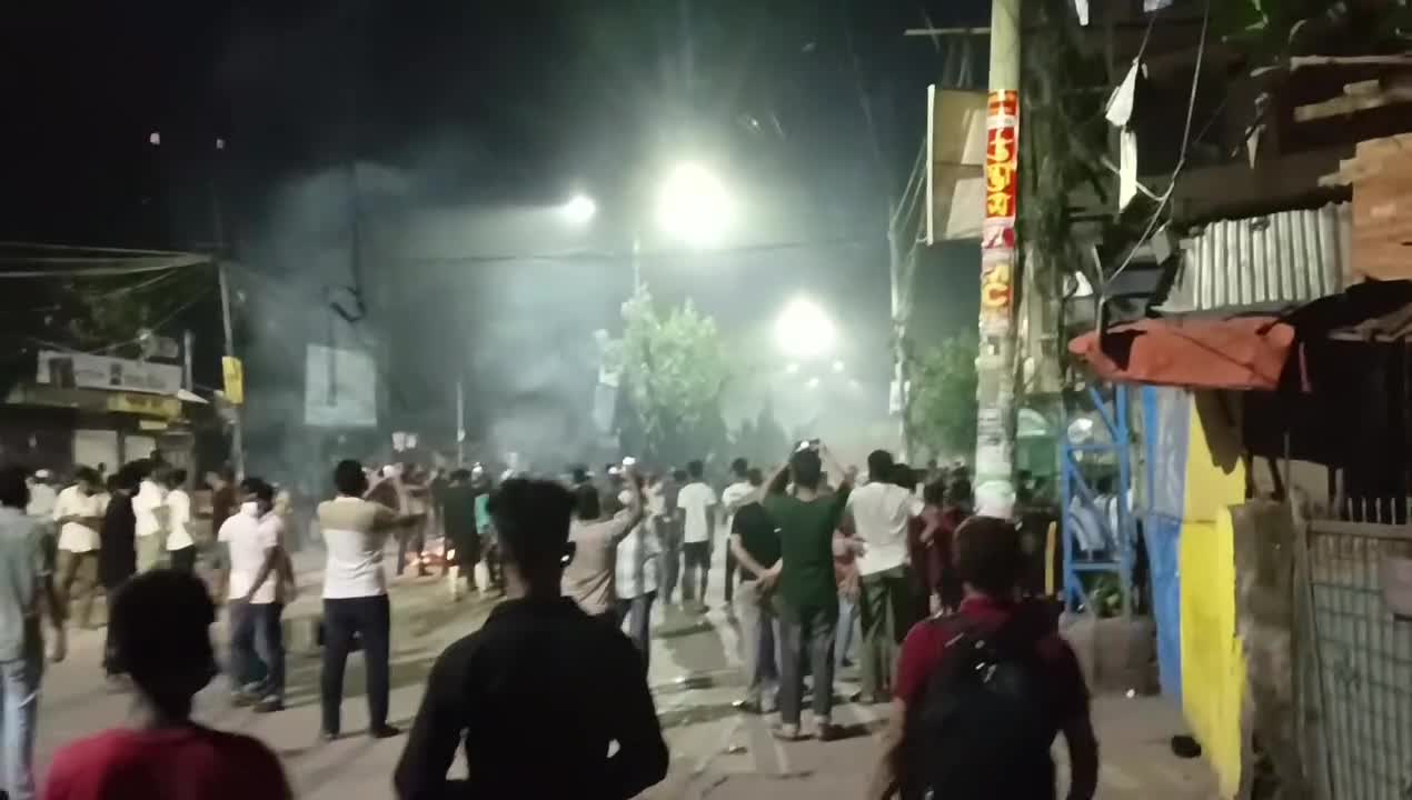 রাজধানীর মোহাম্মদপুর যুদ্ধক্ষেত্র। এখনো ব্যাপক সংঘর্ষ চলমান রয়েছে।