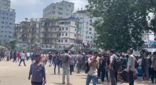 রাজধানীর ইসিবি চত্ত্বর ছাত্র-জনতার দখলে। আ.লীগ আর পুলিশলীগের পলায়ন।