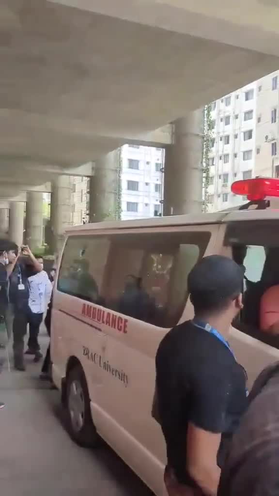 আহত শিক্ষার্থীদের নিয়ে যাচ্ছে ব্রাক বিশ্ববিদ্যালয়ের নিজস্ব এ্যাম্বুলেন্স।