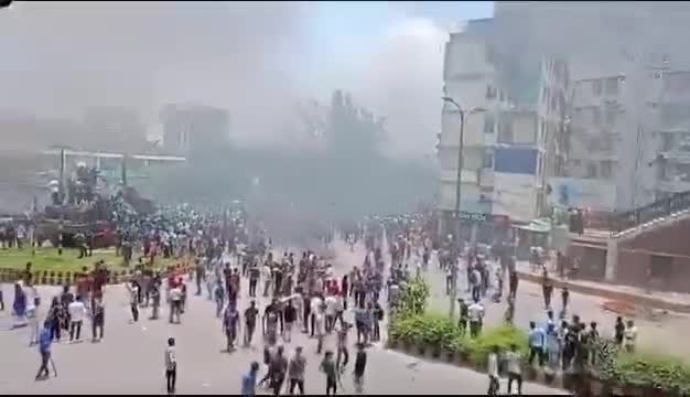 রাজধানীর ইসিবি চত্ত্বর ছাত্র-জনতার দখলে। আ.লীগ আর পুলিশলীগের পলায়ন।
