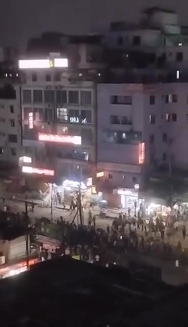 রাজধানীর শাহজাদপুরে সড়ক অবরোধ করেছে মুক্তিকামী ছাত্র জনতা।