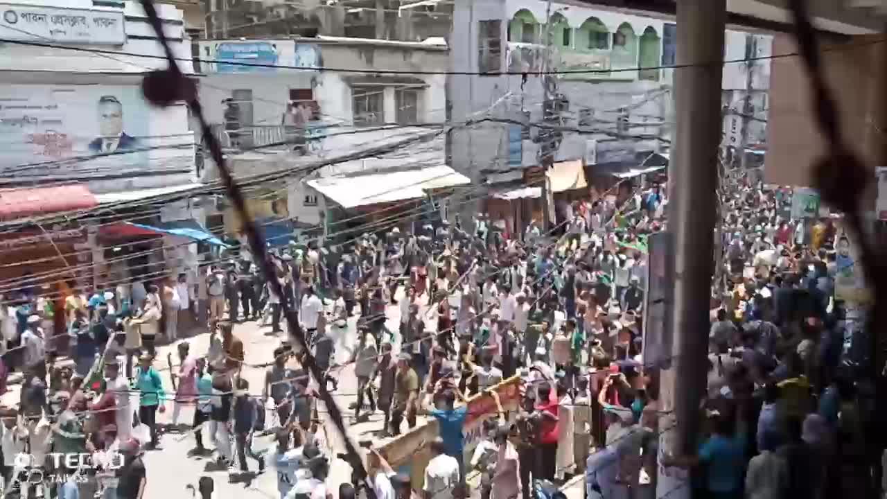 ভুয়া ভুয়া স্লোগানে উত্তাল পাবনা এডওয়ার্ড কলেজ এলাকা।