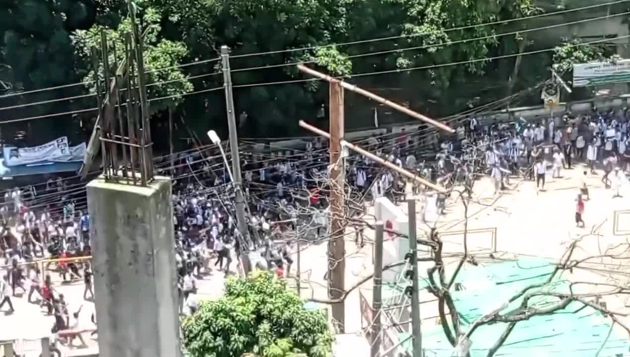 🚨 বগুড়ার সাতমাথায় সাধারণ শিক্ষার্থীদের উপর পুলিশের টিয়ারগ্যাস নিক্ষেপ