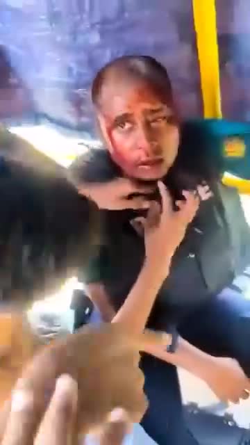 ছাত্র-জনতার গণপ্রতিরোধের মুখে মার খেয়ে এই পুলিশ বলছে সে আর চাকরি করবেনা!