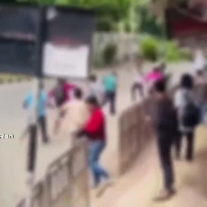 পেটুয়া পুলিকে জনতার প্যাদানি