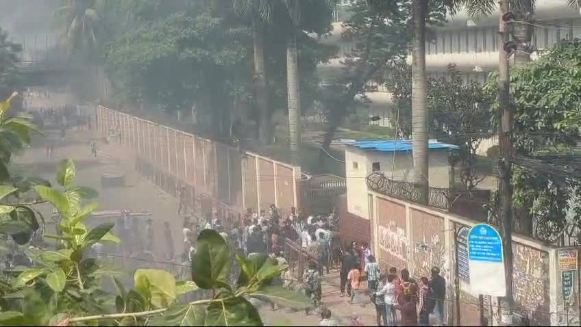 বিটিভি সেন্টারের গেট ভেঙে ফেলেছে ছাত্ররা ভাঙচুর ও আগুন লাগিয়ে দিয়েছে ভিতরে