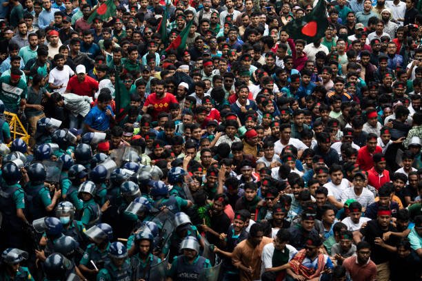 Bangladesh police officers clash with protesters at Shahbagh