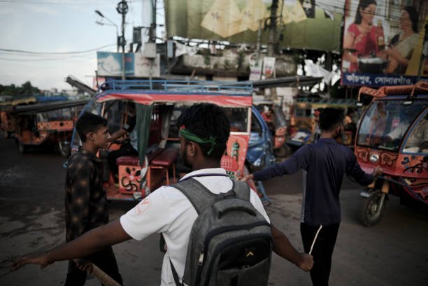 Bangladeshi students control traffic as police on strike to demand reforms