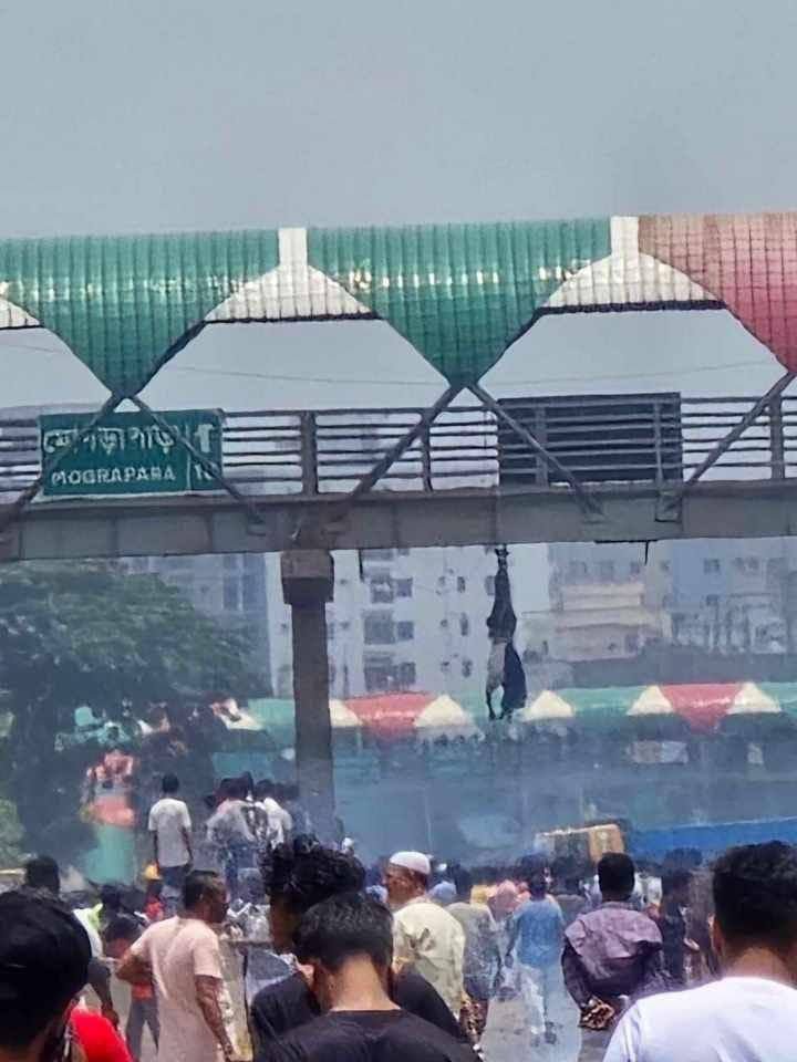 ঢাকা রায়েরবাগ ফুট ওভারব্রিজে পুলিশের লাশ ঝুলিয়ে রাখে উত্তেজিত জনতা।