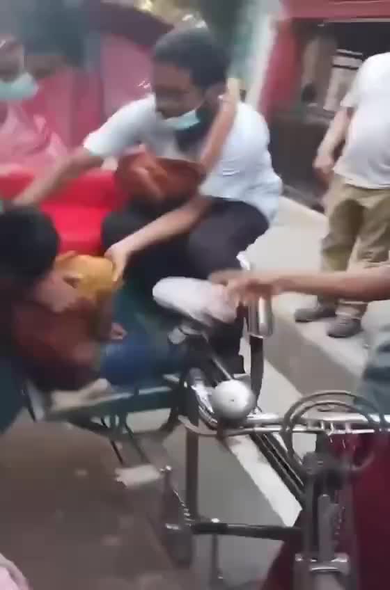 এই শিশুটির কি দোষ ছিলো?