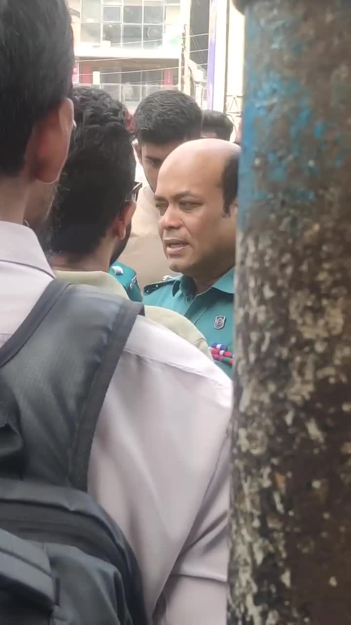 মাইরাতো ফেলছি এখন কি করবা? পুলিশের দাম্ভিকতা দেখুন....