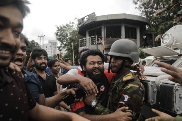 Bangladeshi-People-Celebrate-after-PM-fleeing