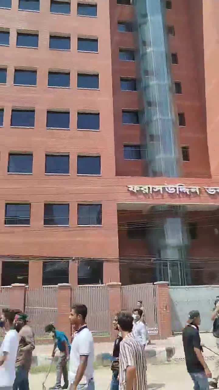ছাত্রলীগ পরিচয় দিয়েছিল, বাকিটা ইতিহাস।(ভিডিও: ১৮ জুলাই)