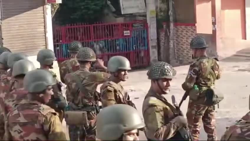 "এই মুহূর্তে দরকার, সেনাবাহিনীর সরকার" - বলে স্লোগান দিচ্ছে ছাত্র-জনতা