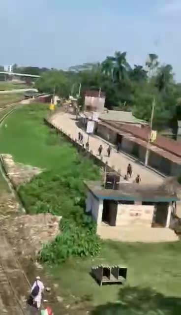জামালপুরে ঠোলারা ছাত্রদের দেখামাত্রই গুলি ছোঁড়া শুরু করে।