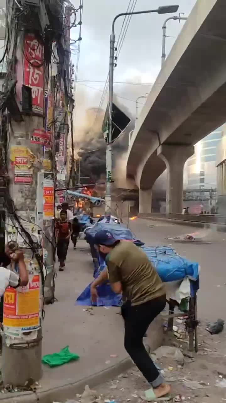 সরাসরি বুকে গুলি। কয়েক সেকেন্ডের মধ্যে লুটিয়ে পড়লো ছেলেটি।