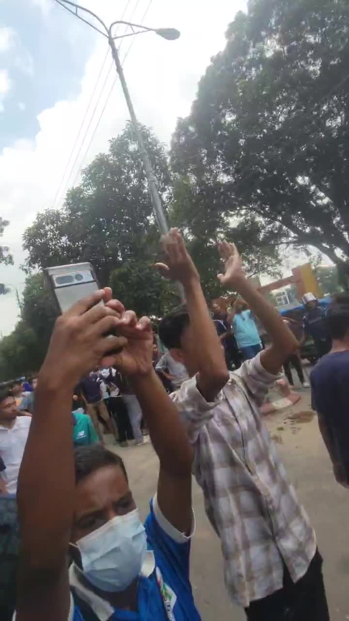 ৯ দফা ৯ দাবি আদায় না হওয়া পর্যন্ত ছাত্রসমাজ ঘরে ফিরছেনা। গণহত্যার বিচার চাই।