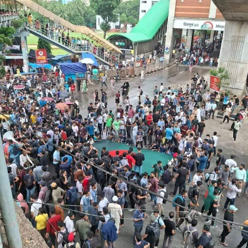 মিরপুর-১০ এ শান্তিপূর্ণ আন্দোলনকারী ছাত্ররা