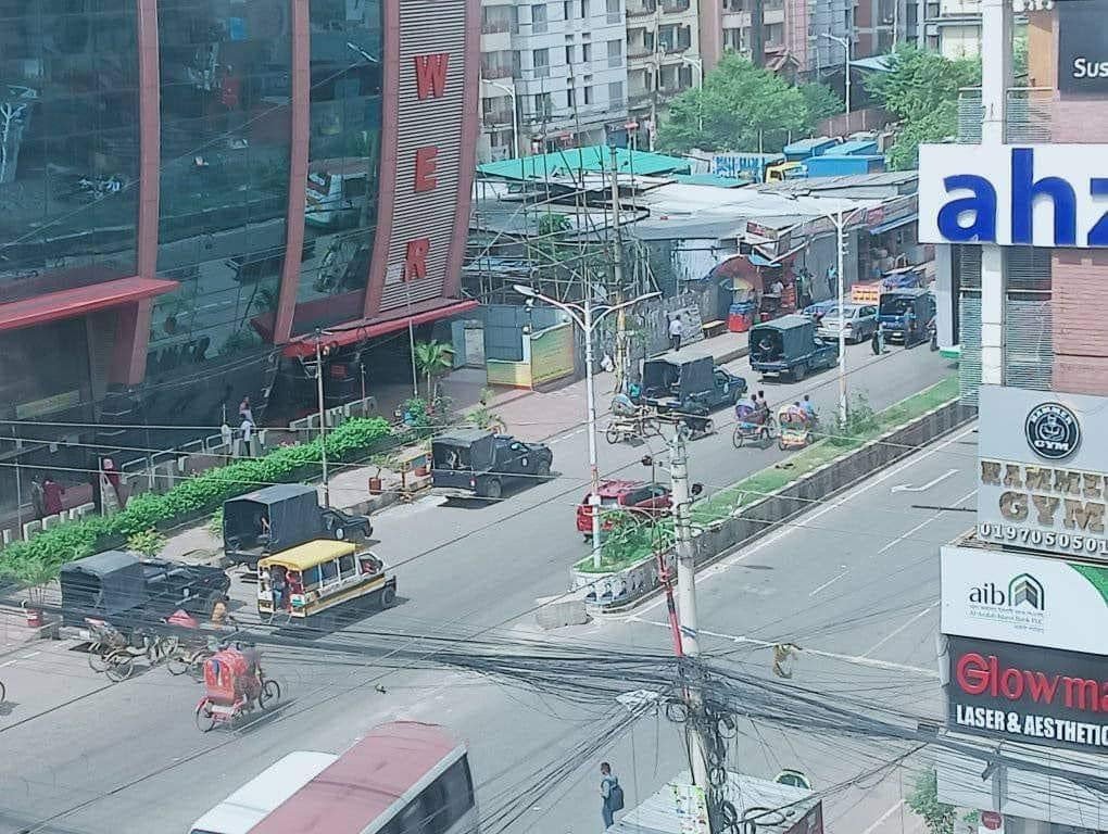 উত্তরা জমজম টাওয়ারের সামনে সারি সারি পুলিশের গাড়ি।