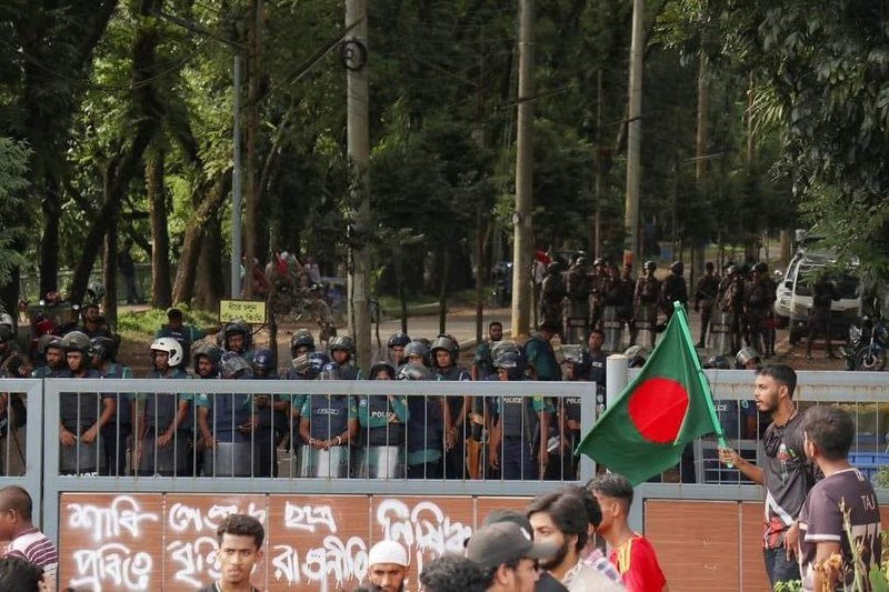 বিশ্ববিদ্যালয়ের গেটের ভিতরে স্বৈরাচারের গুন্ডাবাহিনী, আর বাইরে শিক্ষার্থীরা!