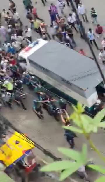 চট্টগ্রামে পুলিশি সন্ত্রাসের শিকার সাধারণ শিক্ষার্থীরা।